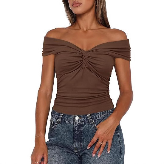 Tricou tricotat din poliester, broderie, decolteu pe un umăr, mâneci raglan, croială slim