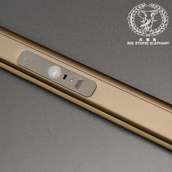 Gardróbba illeszkedő ruhaszárító rúd LED világítással, alumíniumötvözet, emberi test-érzékelő, 8000mAh akkumulátor, 4000K fényhőmérséklet