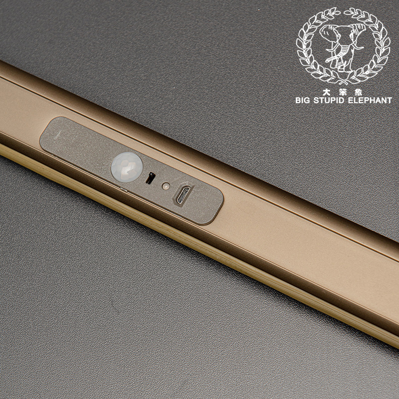 Gardróbba illeszkedő ruhaszárító rúd LED világítással, alumíniumötvözet, emberi test-érzékelő, 8000mAh akkumulátor, 4000K fényhőmérséklet