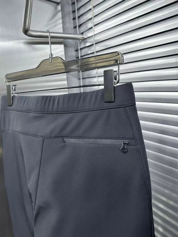 Férfi outdoor vízálló softshell nadrág, karcsúsított fazon, zsebekkel, középmagas derekú, poliészter anyag