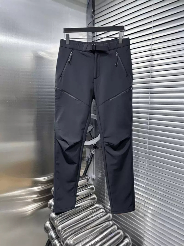 Férfi outdoor vízálló softshell nadrág, karcsúsított fazon, zsebekkel, középmagas derekú, poliészter anyag