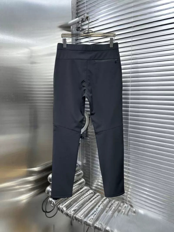 Férfi outdoor vízálló softshell nadrág, karcsúsított fazon, zsebekkel, középmagas derekú, poliészter anyag