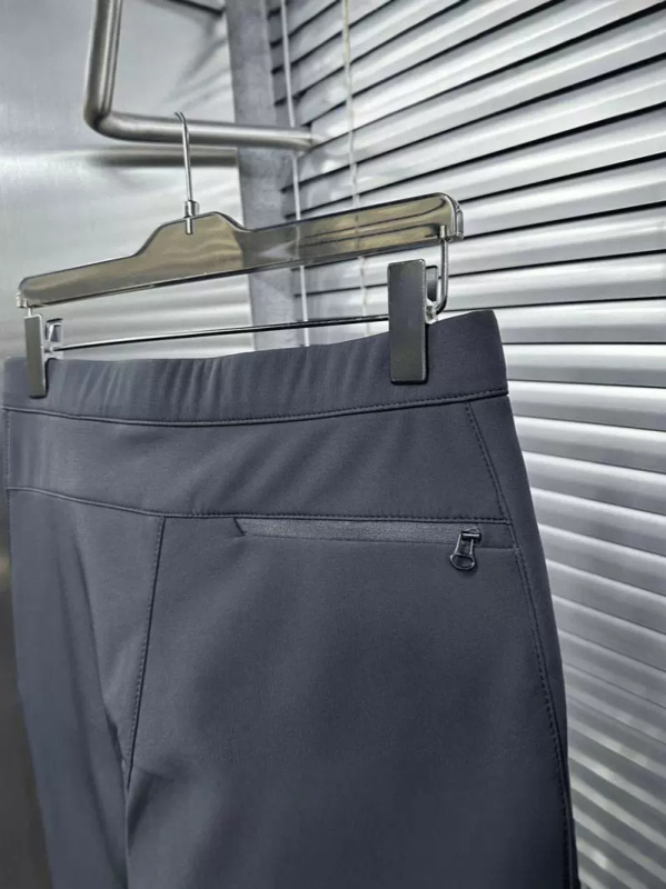 Férfi outdoor vízálló softshell nadrág, karcsúsított fazon, zsebekkel, középmagas derekú, poliészter anyag