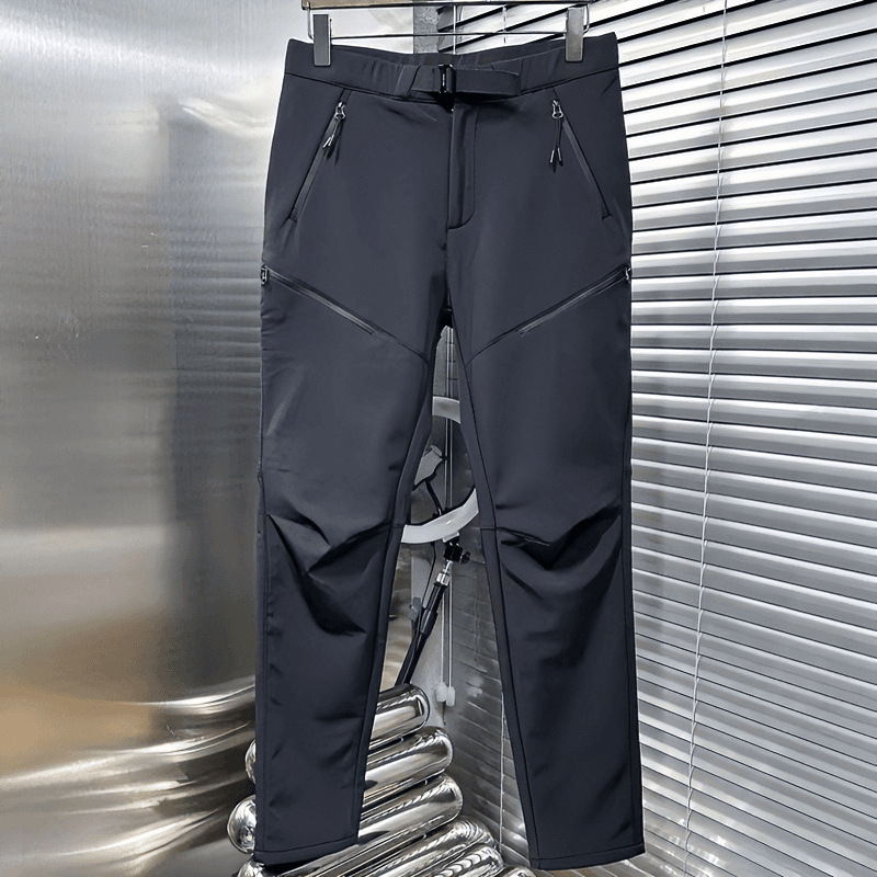 Férfi outdoor vízálló softshell nadrág, karcsúsított fazon, zsebekkel, középmagas derekú, poliészter anyag