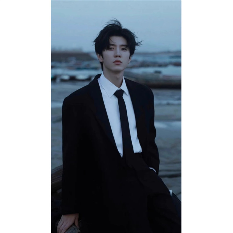 Cămașă - Croială slim, guler rever, mâneci lungi, amestec poliester 96%+.