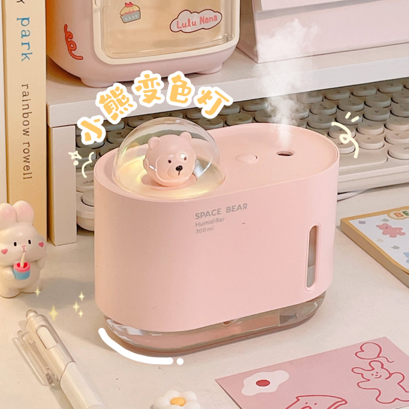 Υγραντήρας αέρα με σχέδιο αρκούδας — επιτραπέζιος για φοιτητικά δωμάτια, 1 έξοδος ομίχλης, USB τροφοδοσία (0.5–1 L δεξαμενή; θόρυβος 36–45 dB; εμβέλεια κάτω από 10 m²)