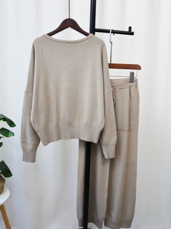 Set pentru femei format din pulover tricotat și pantaloni largi; material: tricot; poliester 70–80%; stil japonez-koreean lejer; sezon: iarnă 2025