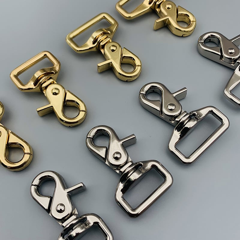 Αξεσουάρ τσαντών από ψευδάργυρο: γάντζος και κούμπωμα lobster για ιμάντα ώμου; αστικός μινιμαλιστικός σχεδιασμός; μοντέλο XBB026; ανθεκτικό στη φθορά; μάρκα Broken copper.