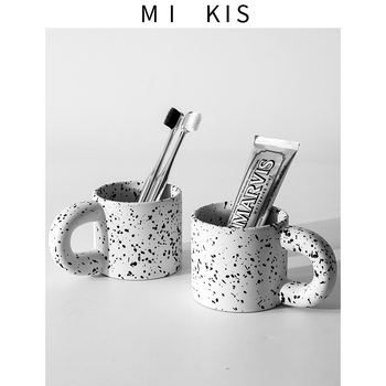 Fürdőszobai fogkefetartó és tároló polc párnak – MIKIS márka; logó nélkül; testreszabás nélkül; ajándék lehet például születésnap, fesztivál, új otthon