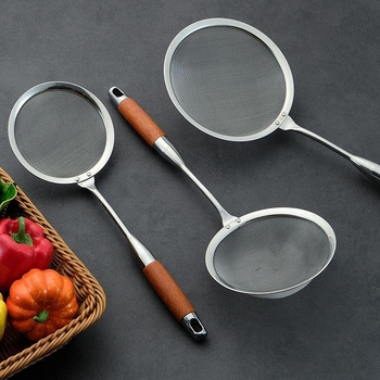 Rozsdamentes acélból készült szűrőkanál fa nyelűvel habképződéshez, sütéshez és olaj elválasztásához; szita szója tejéhez és liszthez
