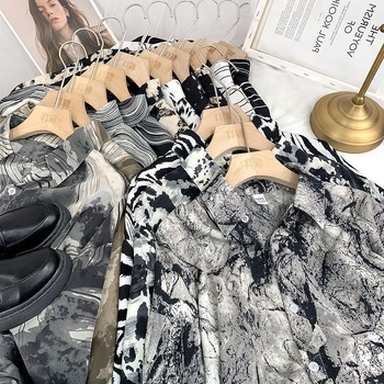 Cămașă cu imprimeu leopard în stil cerneală, poliester 90–95%, guler POLO, croială lejeră, nasturi pe un singur rând, Primăvara 2024