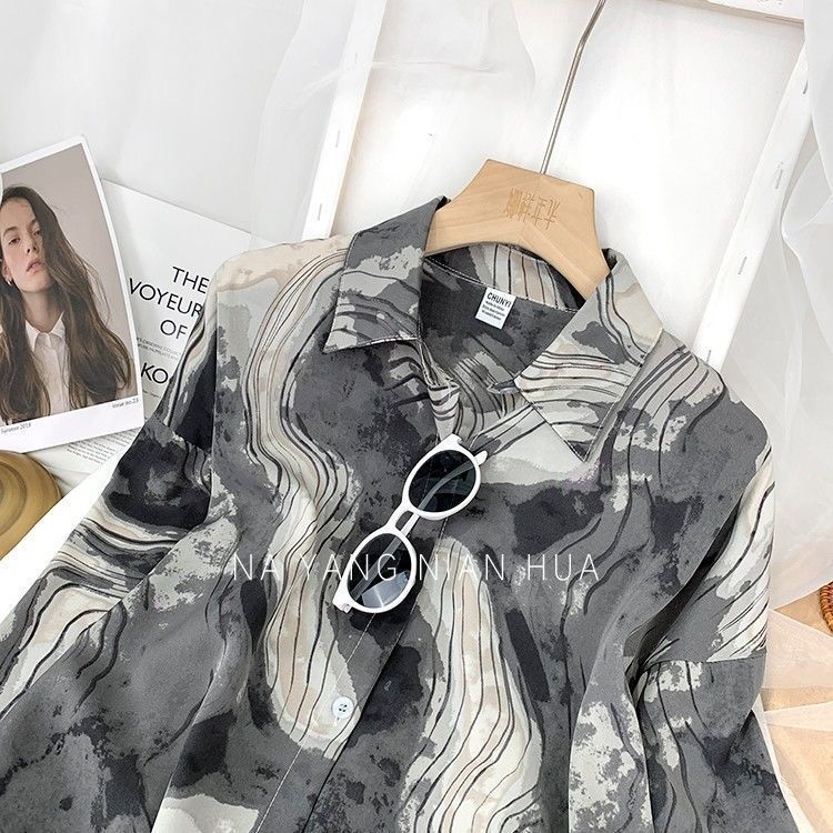 Cămașă cu imprimeu leopard în stil cerneală, poliester 90–95%, guler POLO, croială lejeră, nasturi pe un singur rând, Primăvara 2024