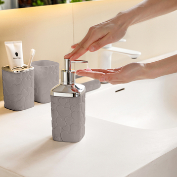 Plastični petodijelni set za kupaonicu s podloškom s reljefom srca; mogućnost tiskanja logotipa i prilagodba; odobrena privatna marka