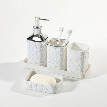 Plastični petodijelni set za kupaonicu s podloškom s reljefom srca; mogućnost tiskanja logotipa i prilagodba; odobrena privatna marka