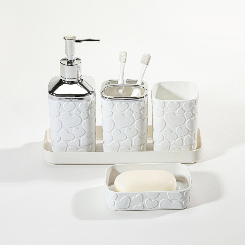 Plastični petodijelni set za kupaonicu s podloškom s reljefom srca; mogućnost tiskanja logotipa i prilagodba; odobrena privatna marka