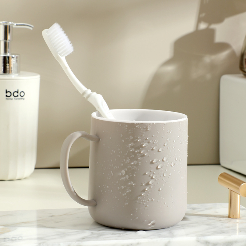 Plastična čašica za ispiranje usta, cilindričnog oblika, dvostruka stijena, otporna na visoke temperature, težina 121 g