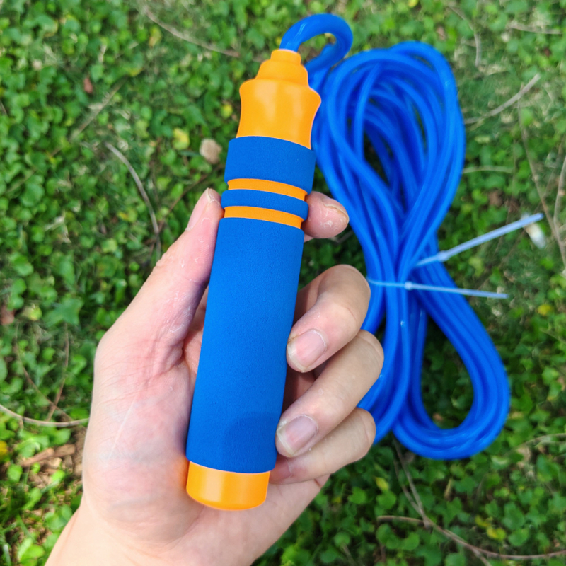 Dječja vodena igračka za dvorište: skakačko uže s vodom; plastika; za dob 4–6 godina