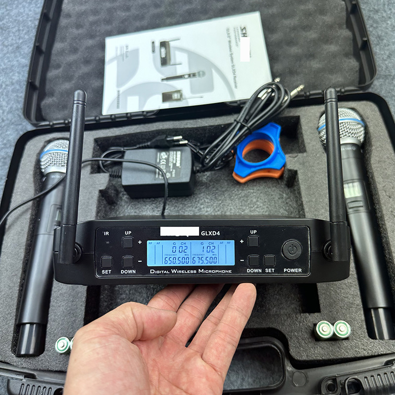 GLXD4 Sistem de microfoane wireless cu două canale, baterie detașabilă 300–500 mAh, interval de frecvență 40 Hz–20 kHz, SNR ≥75 dB, autonomie 6–8 ore