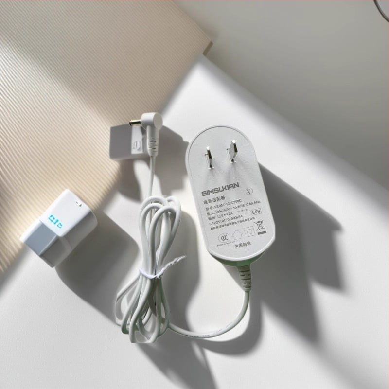 Napajajući adapter 12V 2A, ulaz 100-240V, DC priključak 5,5×2,5 mm, kabel 1,5 m, 90° kut, 3C certificirano