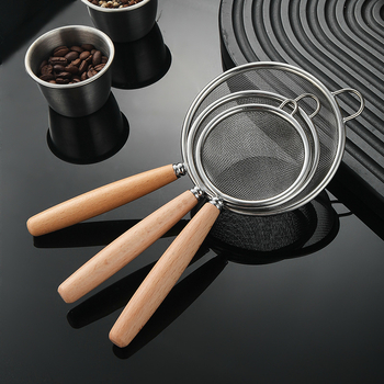 Liszt-szitáló 30-mesh rozsdamentes acélból, fa markolattal, csúszásmentes és hőálló konyhai eszköz