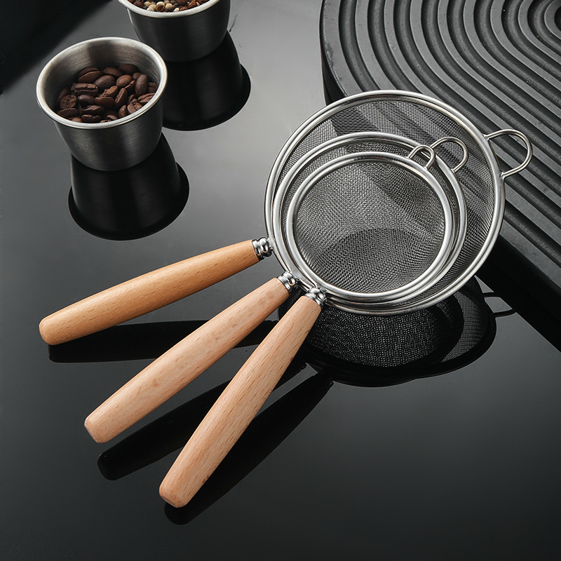 Liszt-szitáló 30-mesh rozsdamentes acélból, fa markolattal, csúszásmentes és hőálló konyhai eszköz