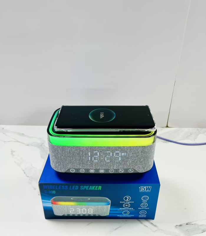 Bluetooth zvučnik s bežičnim punjenjem, digitalnim satom i ambijentalnim svjetlom; ugrađena baterija 1200-2000 mAh, 10 W, Bluetooth 5.3, frekvencijski raspon 100 Hz-20 kHz, domet 10 m