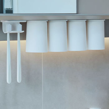 Tükör alatti mágneses fogkefetartó és szájöblítő pohár tartó, műanyag, fúrás nélküli rögzítés, négytagú család számára (anyag: műanyag; funkció: mágneses rögzítés; szerelés: fúrás nélküli)