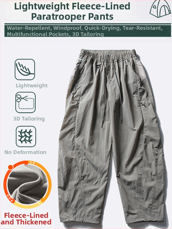 Pantaloni casual sport, 100% nylon, căptușiți cu fleece, talie medie cu curea și șnur, buzunare multiple