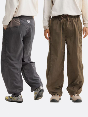 Pantaloni casual sport, 100% nylon, căptușiți cu fleece, talie medie cu curea și șnur, buzunare multiple