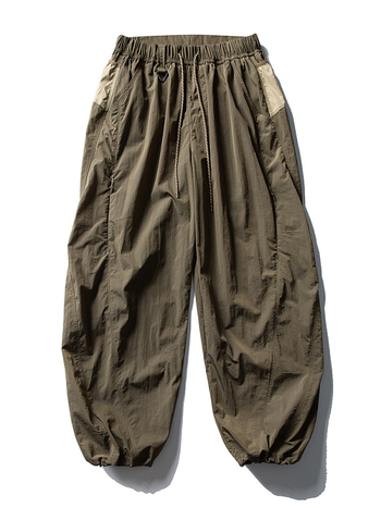 Pantaloni casual sport, 100% nylon, căptușiți cu fleece, talie medie cu curea și șnur, buzunare multiple