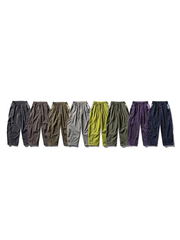 Pantaloni casual sport, 100% nylon, căptușiți cu fleece, talie medie cu curea și șnur, buzunare multiple