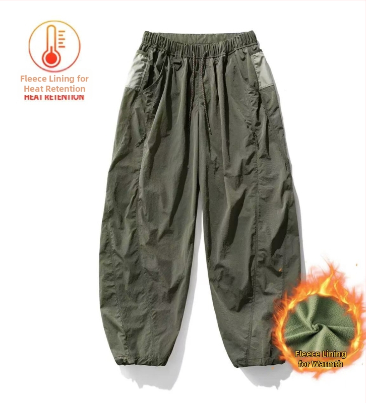 Pantaloni casual sport, 100% nylon, căptușiți cu fleece, talie medie cu curea și șnur, buzunare multiple