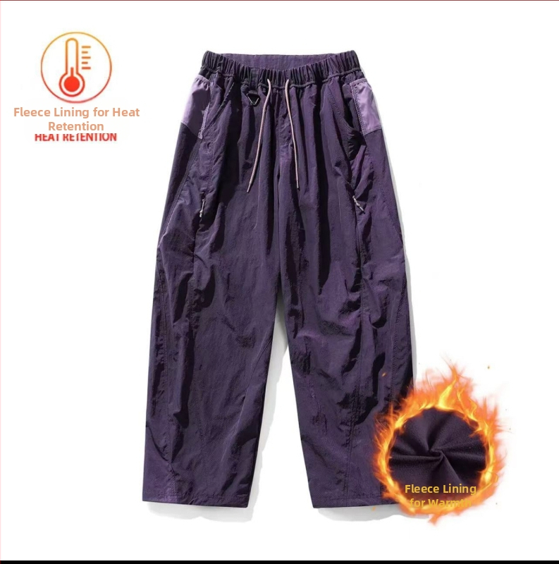 Pantaloni casual sport, 100% nylon, căptușiți cu fleece, talie medie cu curea și șnur, buzunare multiple