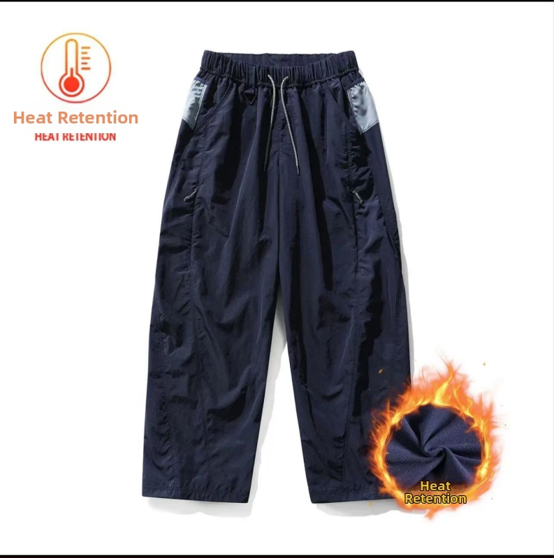 Pantaloni casual sport, 100% nylon, căptușiți cu fleece, talie medie cu curea și șnur, buzunare multiple