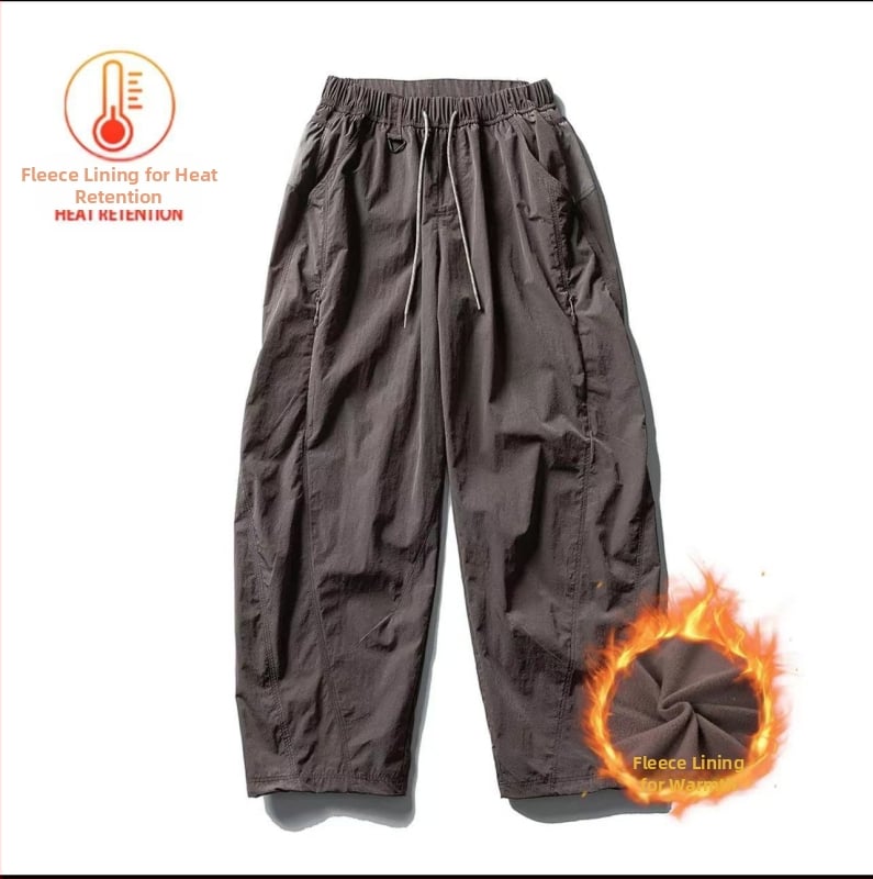 Pantaloni casual sport, 100% nylon, căptușiți cu fleece, talie medie cu curea și șnur, buzunare multiple