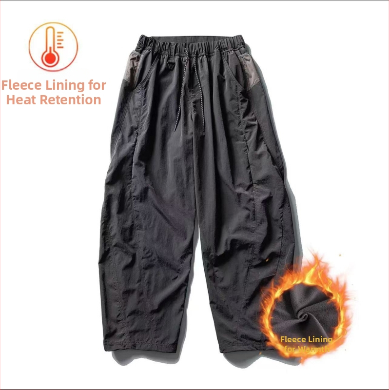 Pantaloni casual sport, 100% nylon, căptușiți cu fleece, talie medie cu curea și șnur, buzunare multiple