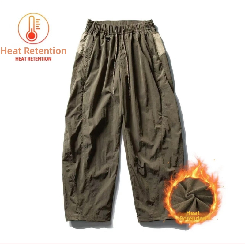 Pantaloni casual sport, 100% nylon, căptușiți cu fleece, talie medie cu curea și șnur, buzunare multiple