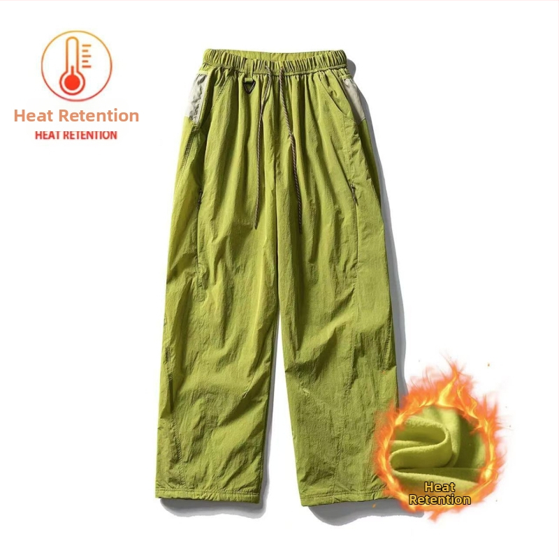 Pantaloni casual sport, 100% nylon, căptușiți cu fleece, talie medie cu curea și șnur, buzunare multiple