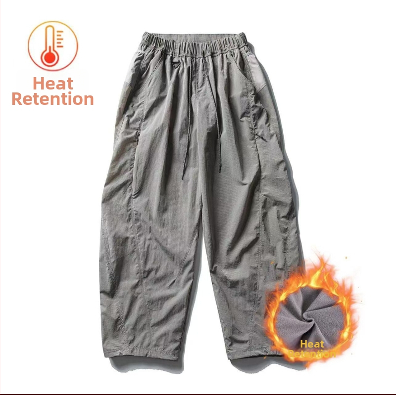 Pantaloni casual sport, 100% nylon, căptușiți cu fleece, talie medie cu curea și șnur, buzunare multiple