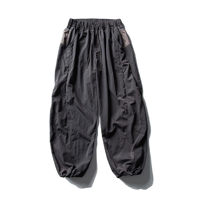 Pantaloni casual sport, 100% nylon, căptușiți cu fleece, talie medie cu curea și șnur, buzunare multiple
