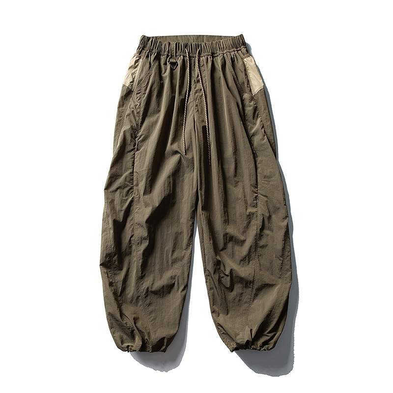 Pantaloni casual sport, 100% nylon, căptușiți cu fleece, talie medie cu curea și șnur, buzunare multiple