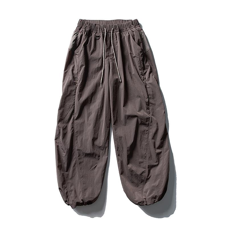 Pantaloni casual sport, 100% nylon, căptușiți cu fleece, talie medie cu curea și șnur, buzunare multiple