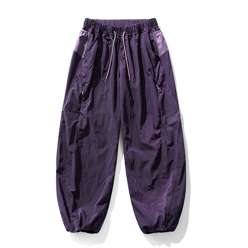 Pantaloni casual sport, 100% nylon, căptușiți cu fleece, talie medie cu curea și șnur, buzunare multiple