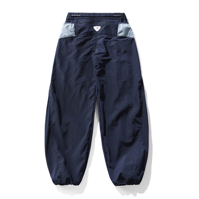 Pantaloni casual sport, 100% nylon, căptușiți cu fleece, talie medie cu curea și șnur, buzunare multiple