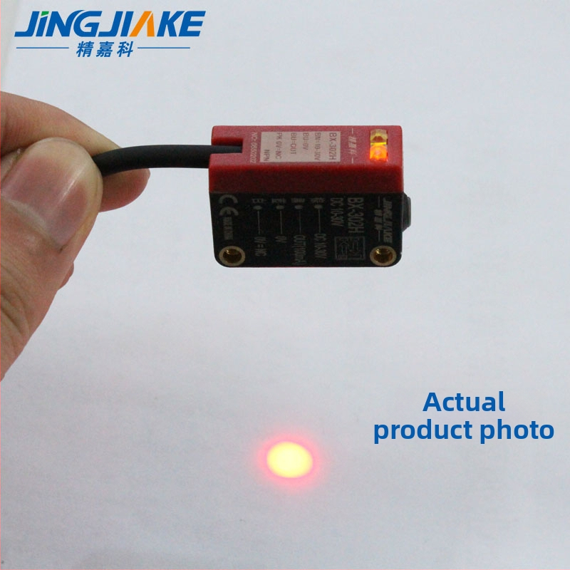 Senzor fotoelectric întrerupător cu distanță reflectivă reglabilă, detecție cu laser, suprimare de fundal și ieșire NPN.