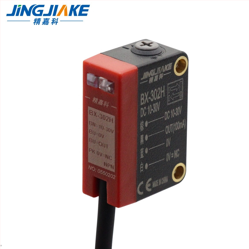 Senzor fotoelectric întrerupător cu distanță reflectivă reglabilă, detecție cu laser, suprimare de fundal și ieșire NPN.