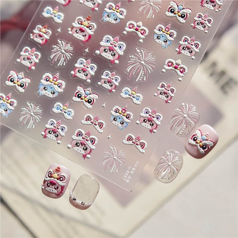 Adezive pentru unghii cu relief 3D – motiv Leul Anului Calului, PVC, ambalaj cutie cadou, relief