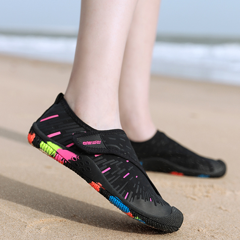Pantofi de apă cu Velcro, respirabili, ușori; partea superioară Lycra, talpă din cauciuc, profil jos; potriviți pentru plajă, înot, snorkeling și rafting