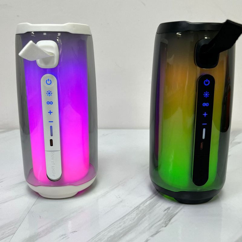 Prijenosni Bluetooth zvučnik s pulsirajućom ambijentalnom svjetlošću i dualnim mikrofonom za karaoke, izlaz 6W, BT 5.0, baterija 1200–2000mAh, frekvencijski raspon 20Hz–20kHz, SNR ≥75dB