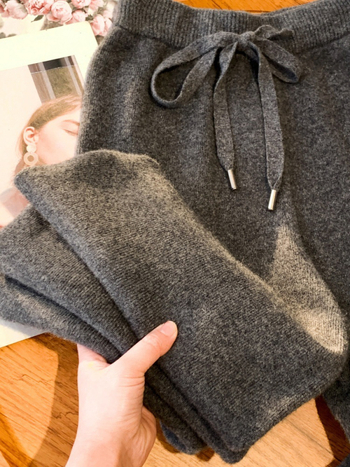 Kötött, széles szárú nadrág gyapjúkeverékből, elasztikus derékrész, laza mindennapi stílus; fő anyag: gyapjú